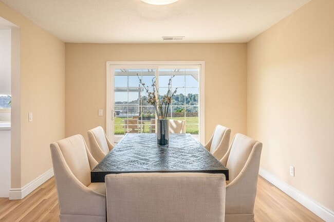 Building Photo - Fully furnished Canyon View 5 Bed Single Family