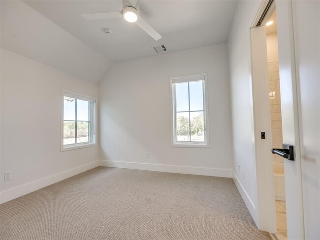 Building Photo - 1078 Hangar Dr