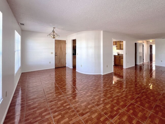 Building Photo - Spacious 3-Bedroom, 2-Bathroom in Winter H...