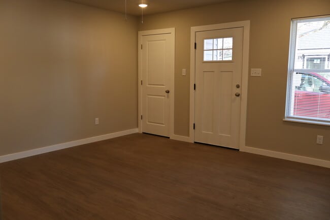 Building Photo - 1322 Seals St