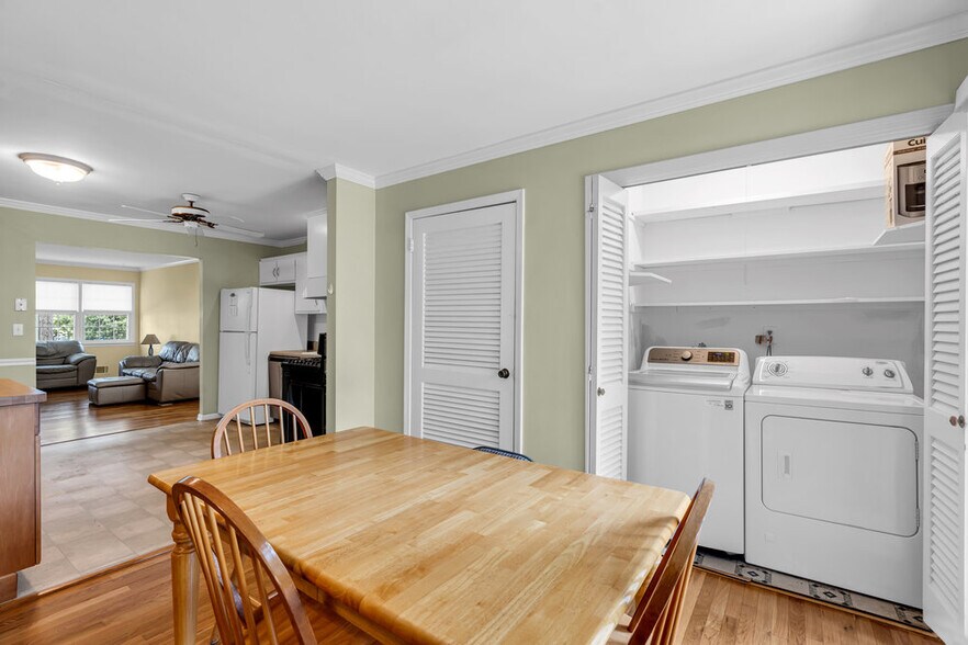 905 Dining and Washer/Dryer - 905 Curtis Ave