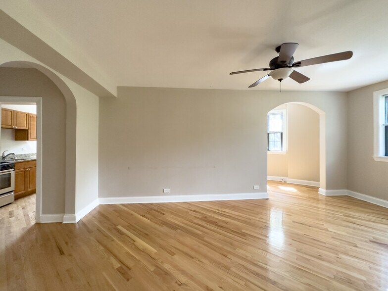 Building Photo - 913 Green Bay Rd