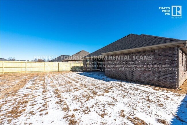 Building Photo - 347 W Tyler Rd