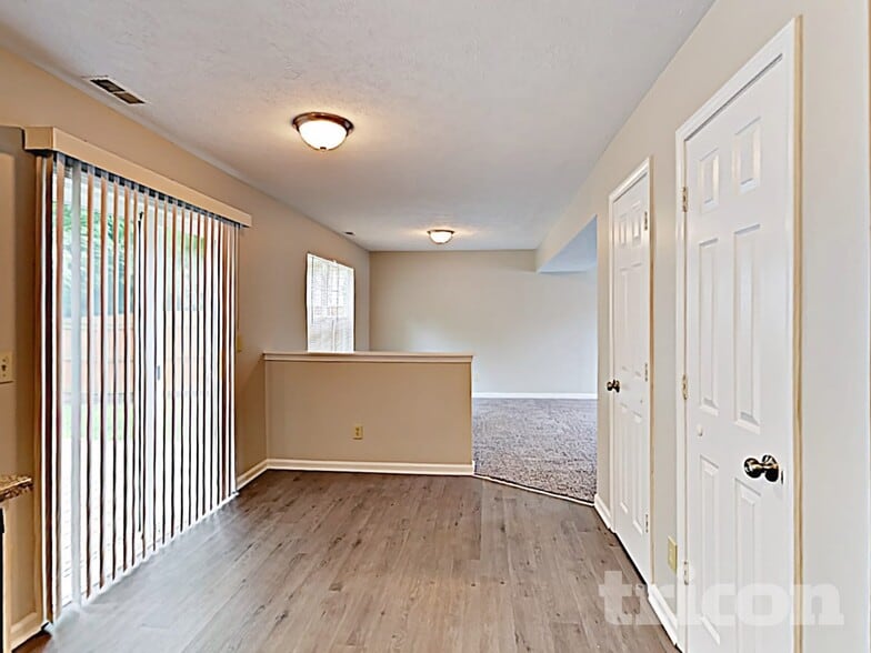 Building Photo - 8420 Country Club Blvd