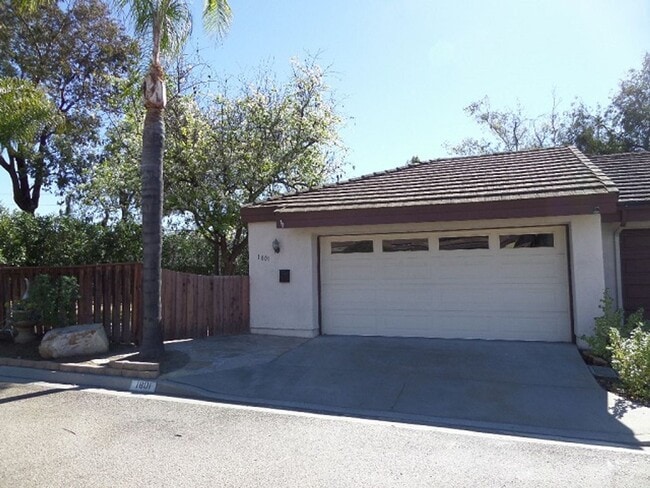 Primary Photo - 3 Bedroom-2 Bathroom Single Story Home in ...