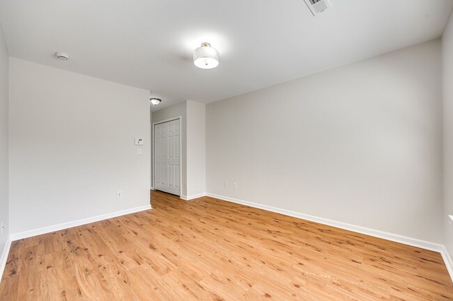 Building Photo - Beautiful 2 Bed 2.5 bath townhome in Benni...