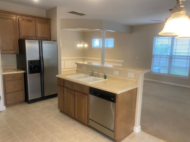 Building Photo - In the Heart of The Hill