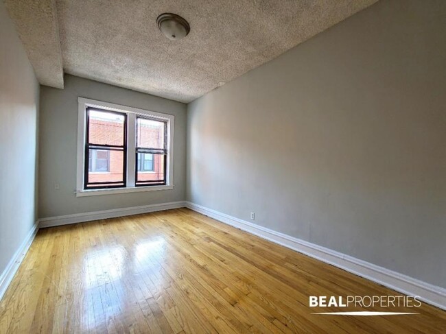 Building Photo - 2 bedroom in CHICAGO IL 60657