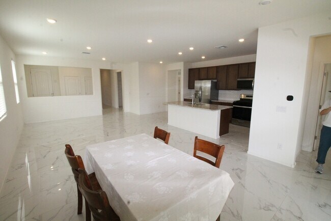 Building Photo - 5523 W Monterey Dr