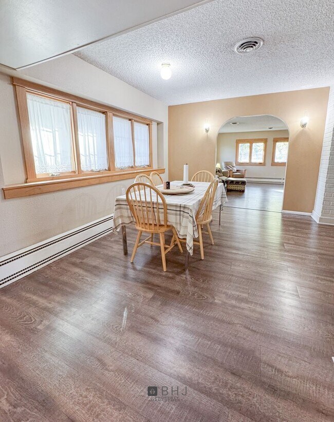 Building Photo - SHORT TERM 6 MONTH ONLY - Dog Friendly 3 b...