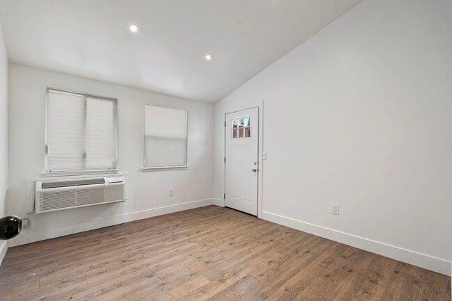 Building Photo - 903 W 7th St