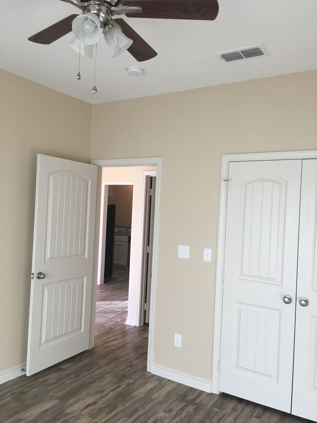 Building Photo - 115 Pinebrook Pl