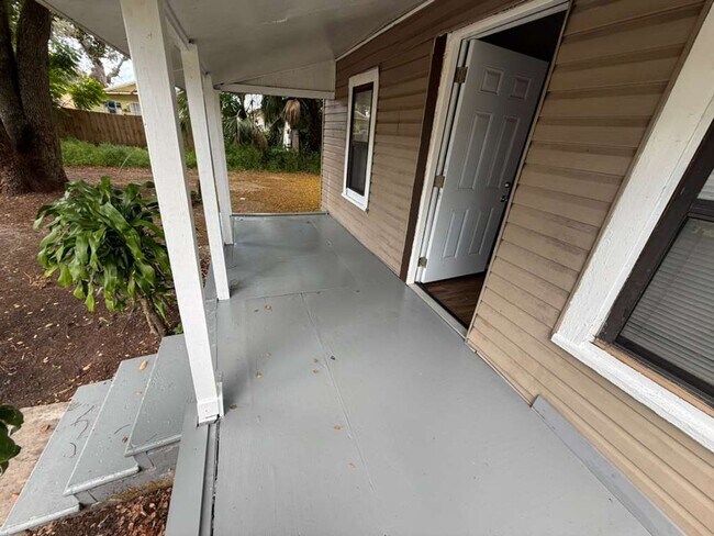 Building Photo - Freshly renovated 2/1 home!