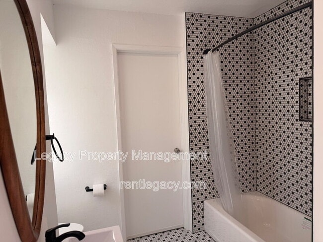 Building Photo - 1249 Davis Ave