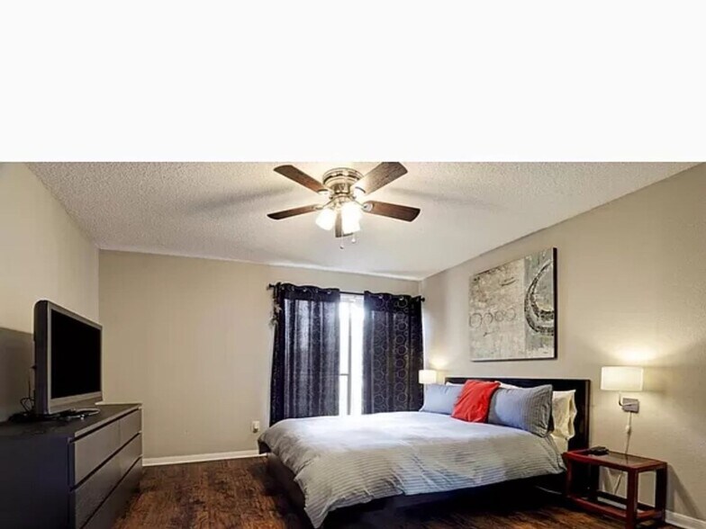 Building Photo - 2818 S Bartell Dr