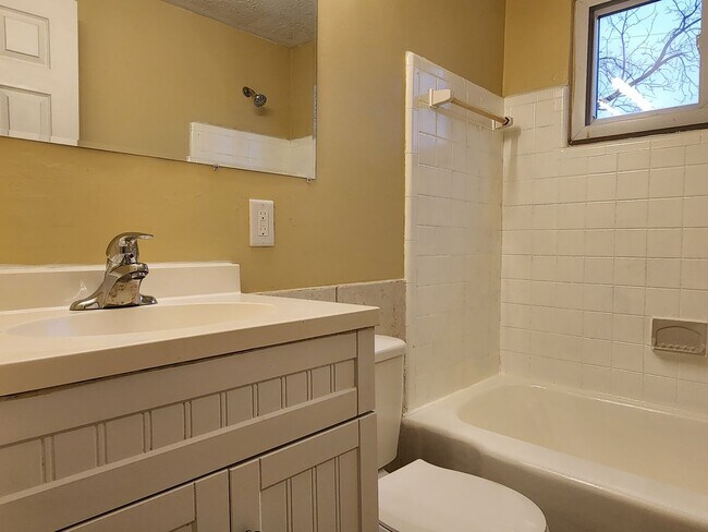 Building Photo - 964 S Harris Ave