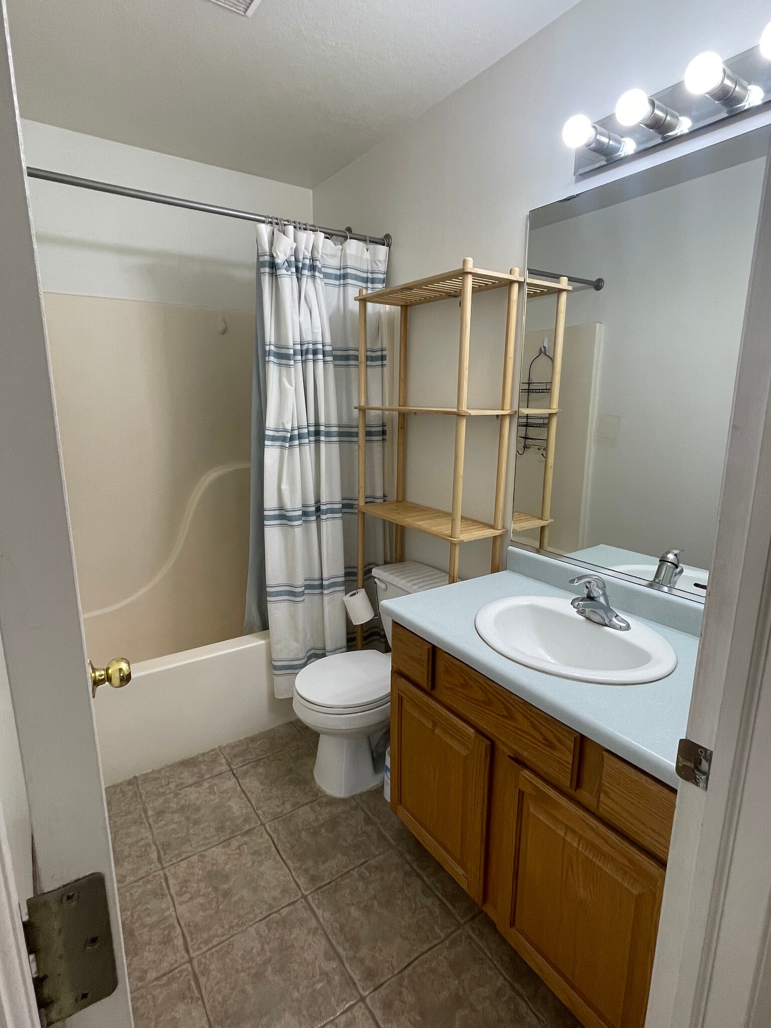 Shared Bathroom - 305 W 100 N