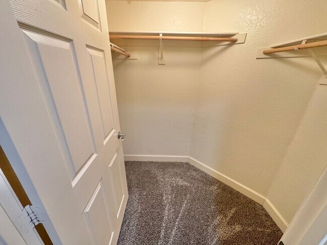 Building Photo - Guard-Gated spacious 2-Bedroom Condo Near the Las Vegas Strip