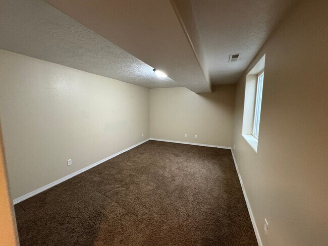 Building Photo - Cozy 4 bed 3 bath house