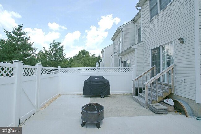 Building Photo - 33 Farmington Ct