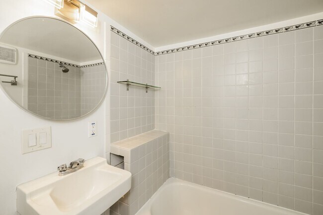 Building Photo - Available Northbrae Garden Cottage!