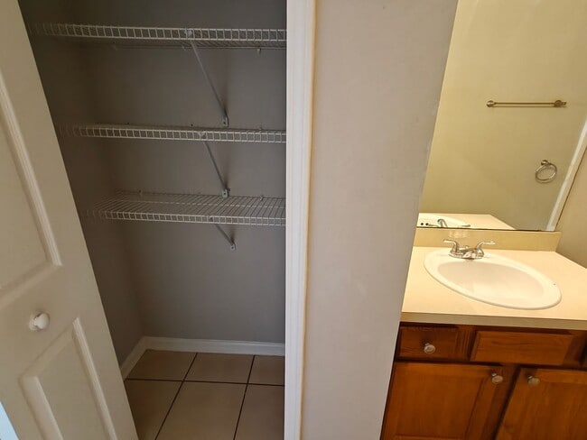 Building Photo - Cozy 2 Bedroom Condo on Ground Floor