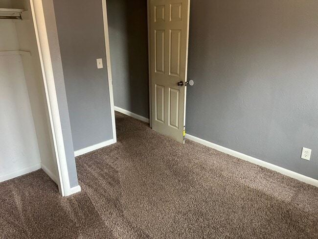 Building Photo - 2 Bedroom House