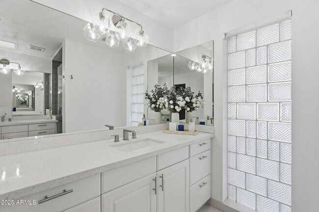 Building Photo - 8614 E Jackrabbit Rd