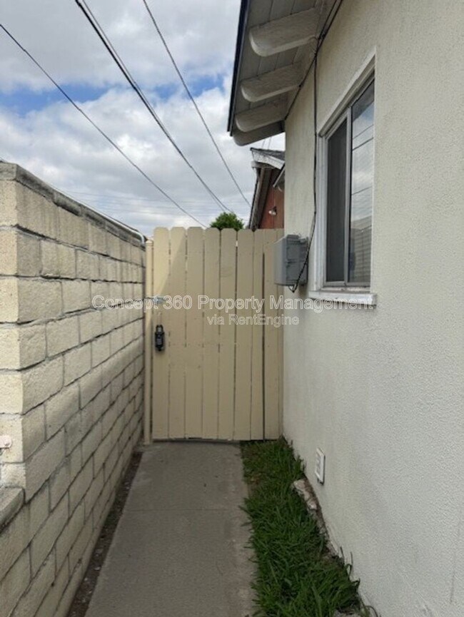 Building Photo - 2425 W Cameron St