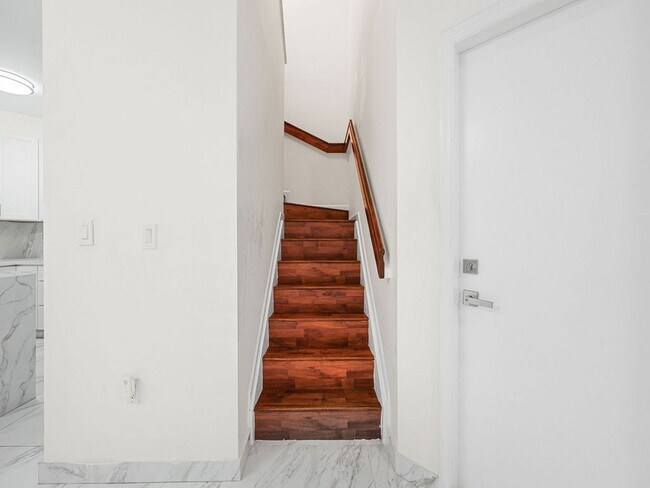 Building Photo - 7923 N Southwood Cir