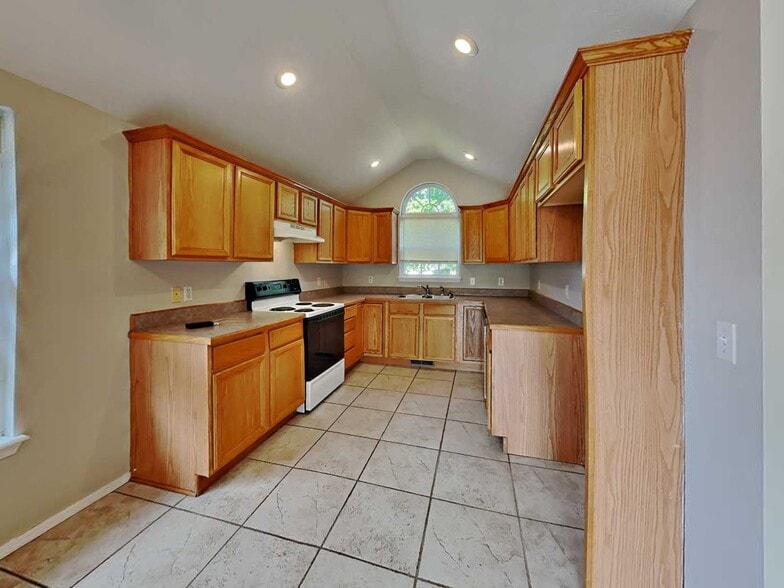 Building Photo - 720 N Elder Ave