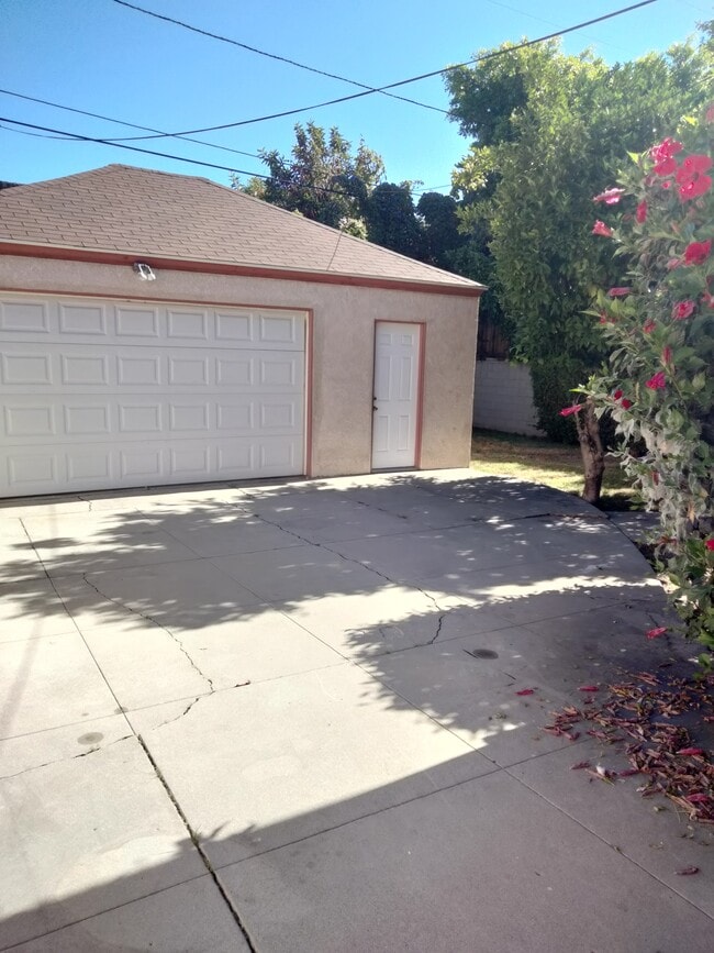 Building Photo - 15235 La Maida St