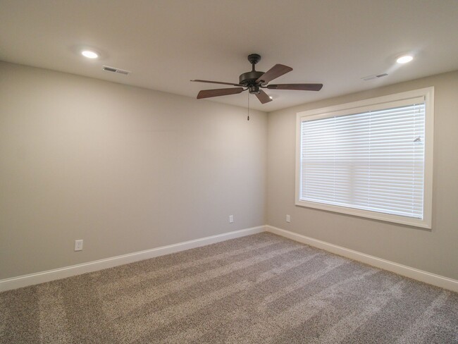 Building Photo - MOVE IN Special - 1st Month Rent FREE - Ca...