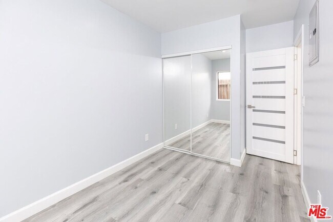 Building Photo - 7420 Vanalden Ave