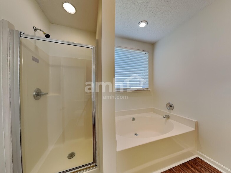 Building Photo - 127 Hampshire Dr