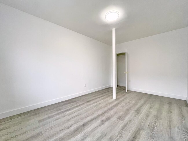 Building Photo - 389 Monmouth St