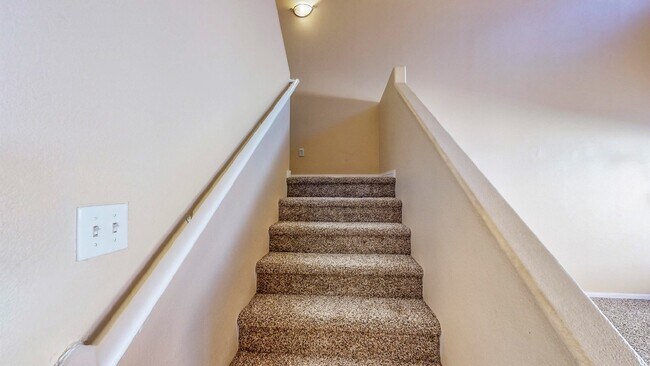 Building Photo - ** 2 weeks free rent. Excluding recurring fees** 2 BDR / 2.5 BATH SPACIOUS HOME