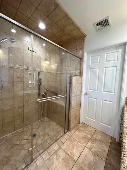 Building Photo - 9856 La Rosa Dr