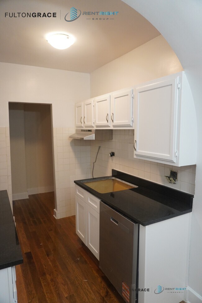 Primary Photo - 426 W Briar Pl