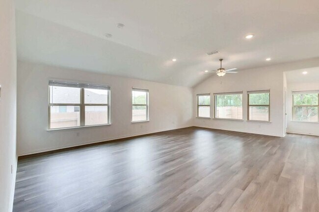 Building Photo - 271 Jefferson Dr