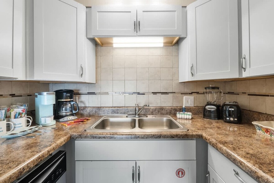 Building Photo - 8743 Thomas Dr