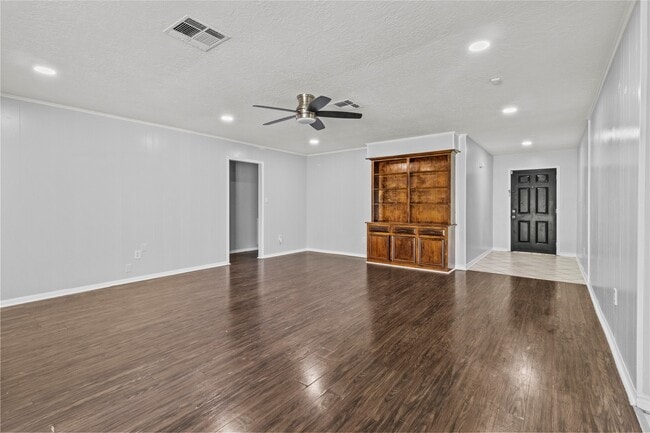 Building Photo - 2202 Colonial Ct N