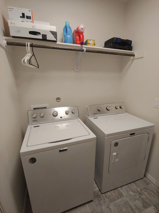 Building Photo - Single level home SW Redmond