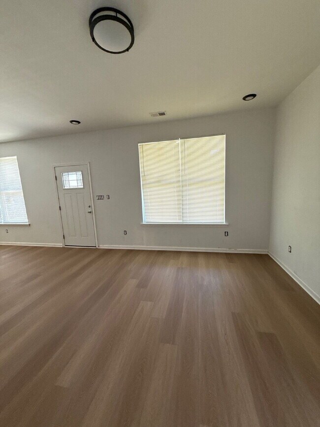 Building Photo - Fully Renovated Spacious 3BR in South Memphis – Section 8 Welcome