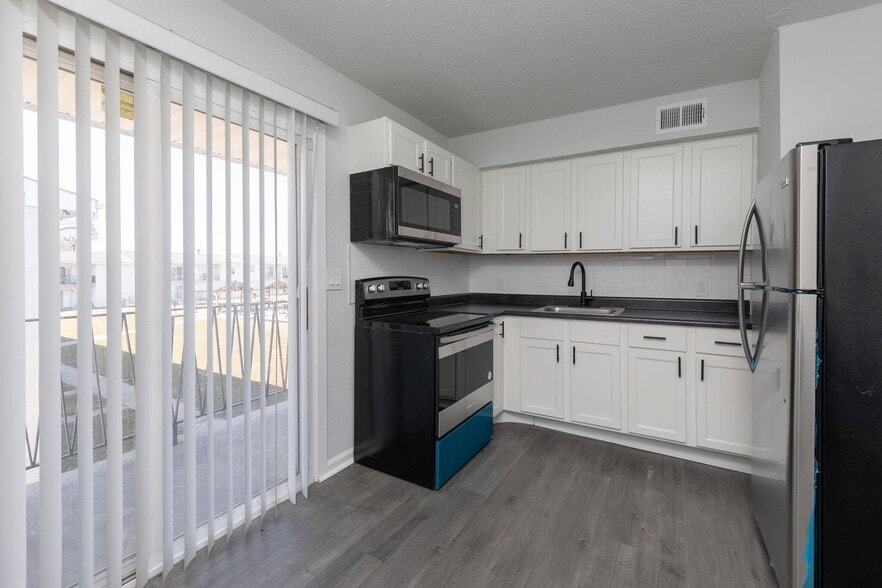 Kitchen - Christiana Pointe Apartments