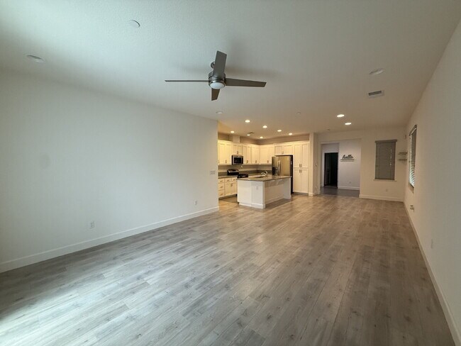 Building Photo - Modern 4-bedroom 3-bath available in Elk Grove