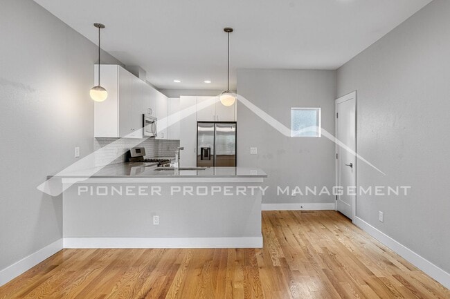 Building Photo - Spacious Townhouse with Washer/Dryer and G...