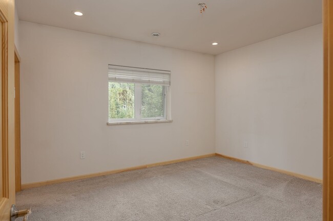 Building Photo - Spacious & Modern 3-Bed, 2-Bath Home with ...