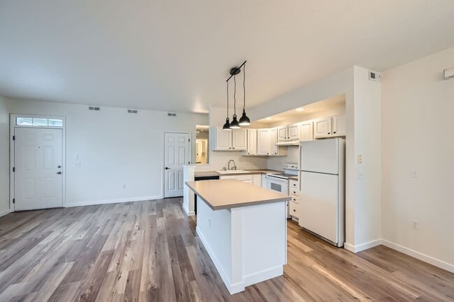 Building Photo - Bright & Cozy 2BD/2BA Townhome in Meadowview neighborhood!