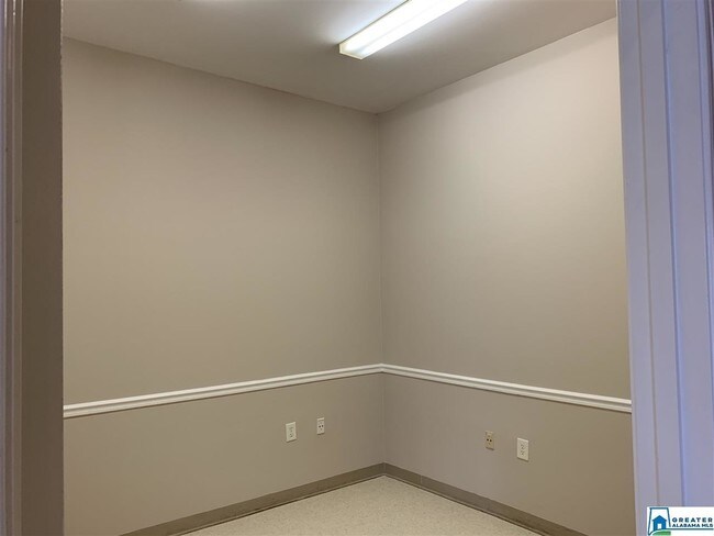 Building Photo - 490 Wildwood Cir N